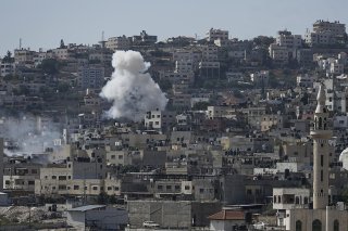 De la fumée s'élève de la ville de Jenine en Cisjordanie occupée durant la "vaste opération antiterroriste" israélienne.